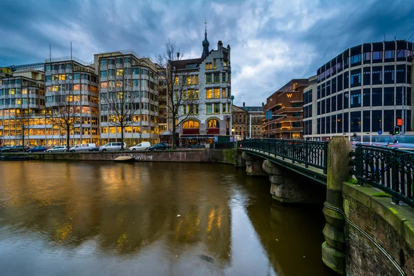 Budynki i most nad kanalem, w Amsterdamie, The Ne — Zdjęcie stockowe
