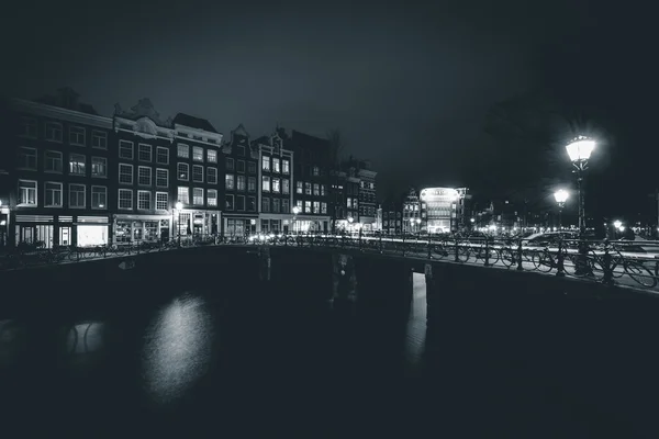 Ponte su un canale di notte, ad Amsterdam, Paesi Bassi . — Foto Stock