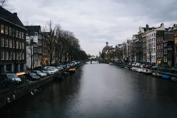 Kanál, v Amsterdamu, Nizozemsko. — Stock fotografie