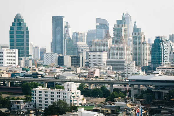 Mglisty widok wieżowców w Bangkok, Tajlandia. — Zdjęcie stockowe