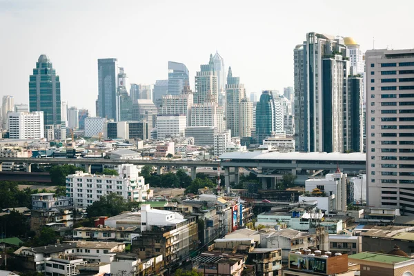 Hazy vista dei grattacieli a Bangkok, Thailandia . — Foto Stock