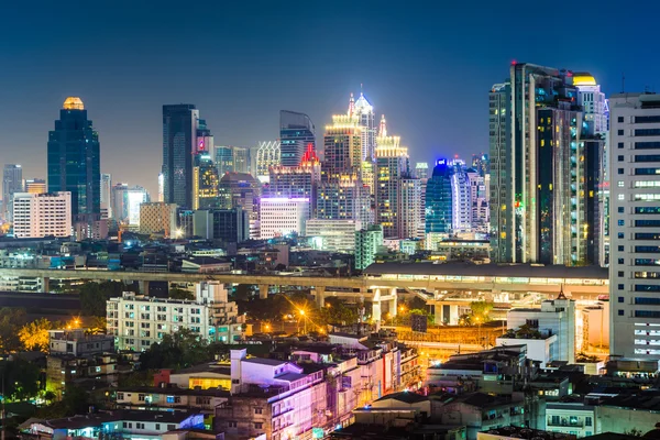 Vista dos arranha-céus modernos à noite, em Bangkok, Tailândia . — Fotografia de Stock