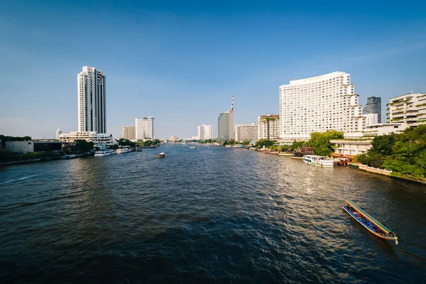Bangkok, T Chao Phraya Nehri boyunca yüksek modern binalar — Stok fotoğraf