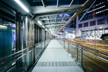 Yaya geçit ve Hong Kong gece, modern gökdelenler