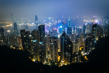 Puslu görünümünden Victoria Peak gece, Hong Kong, Hong Kong.