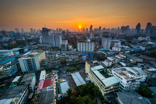 Vista do nascer do sol sobre o distrito de Ratchathewi, em Bancoc, Tailândia — Fotografia de Stock