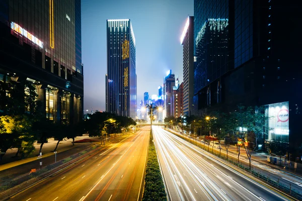Gloucester Road och moderna skyskrapor på natten, i Wan Chai, Ho — Stockfoto