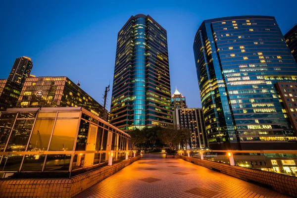 Modern skyscrapers and pier at Tsim Sha Tsui at twilight, in Kow — Stock Photo, Image