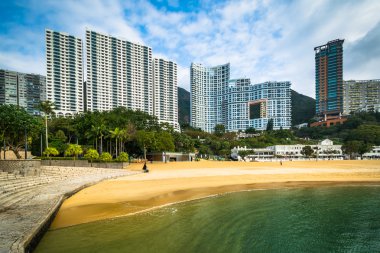 Gökdelenler ve Repulse Bay, Hong Kong, Hong Kong kumsalda.