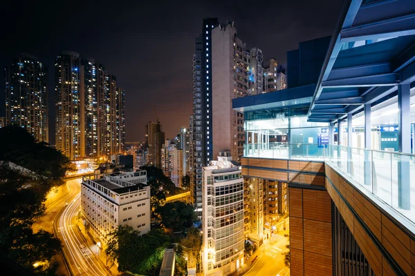 Vue des gratte-ciel et de Pok Fu Lam Road la nuit, depuis Hong Kong — Photo