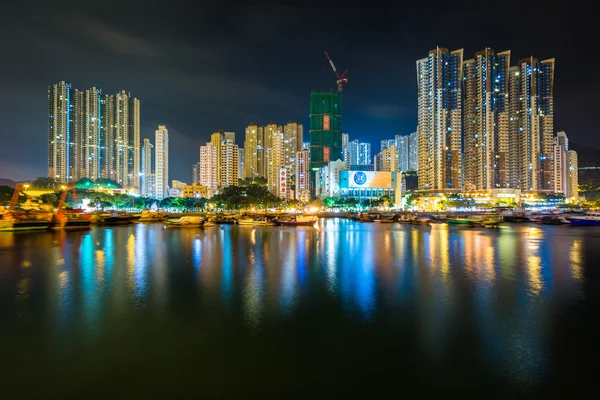 Horisonten av Ap Lei Chau på natten, sett från Aberdeen i Hong — Stockfoto