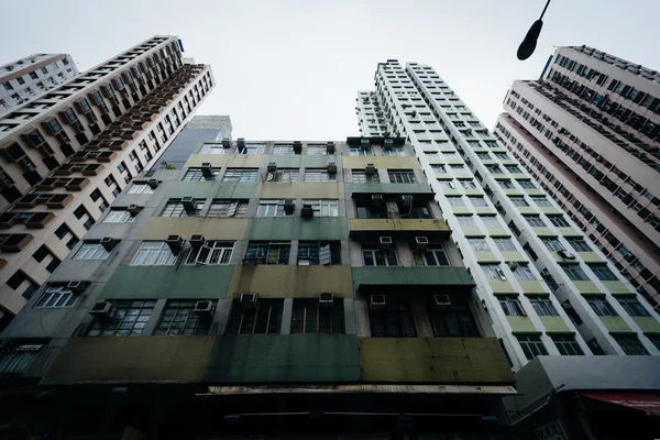 Arranha-céus em Ap Lei Chau, em Hong Kong, Hong Kong . — Fotografia de Stock