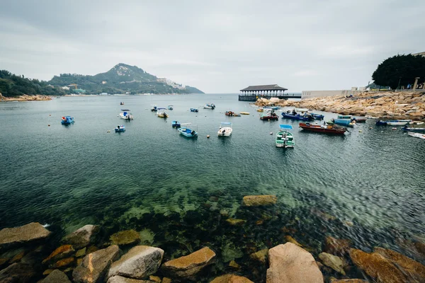 Klippkust och båtar på Stanley, på Hong Kong Island, Hong Kong — Stockfoto