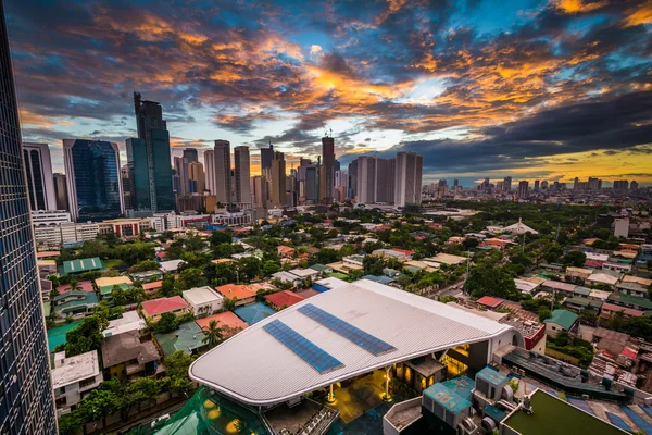 Vista do horizonte de Makati ao pôr do sol, em Metro Manila, o Ph de — Fotografia de Stock