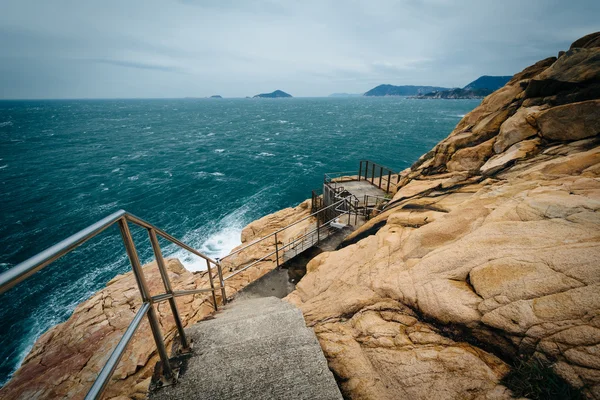 Staircase and rocky coast at Tai Tau Chau, at Shek O, on Hong Ko — Stock Photo, Image