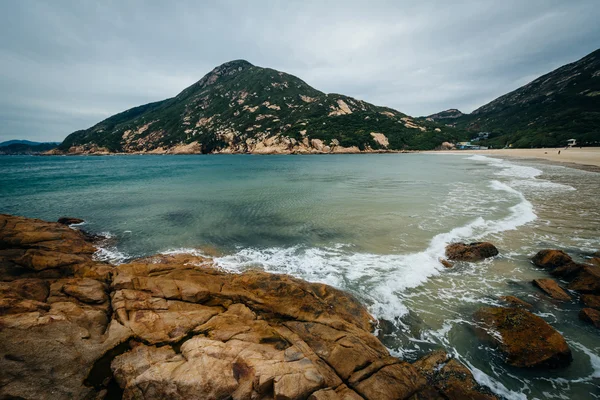 Klippkust och syn på D'Aguilar topp, på Shek O Beach, om Hon — Stockfoto