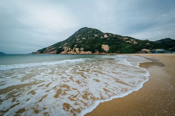 Vågor och syn på D'Aguilar topp, på Shek O Beach, på Hong Kong — Stockfoto