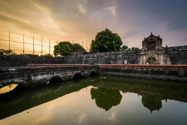 De gracht bij Fort Santiago bij zonsondergang, in Intramuros, Manila, de — Stockfoto