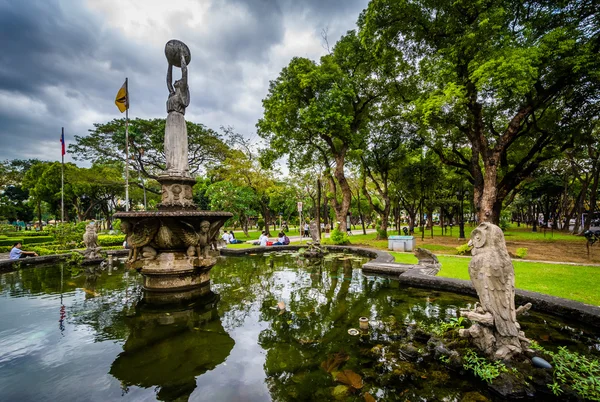 Statuen und Brunnen an der Universität von Santo Tomas, in sampal — Stockfoto