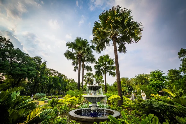 Brunnengarten und Palmen am Fort Santiago, in Intramuros, — Stockfoto