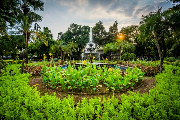 Garten und Brunnen am Fort Santiago, in Intramuros, Manila, der — Stockfoto