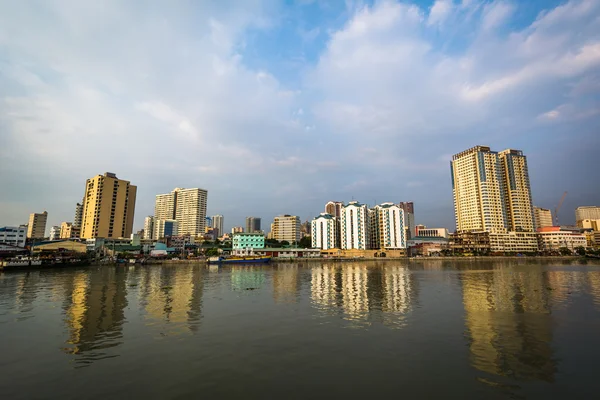 Edifici lungo il fiume Pasig, visti da Fort Santiago, in Int — Foto Stock