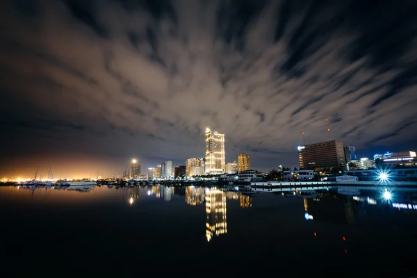 De baai van Manilla in de nacht, gezien vanaf de haven Square, in Pasay, Metro M — Stockfoto