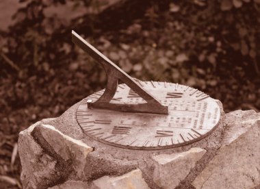 güneş saati sepya içinde