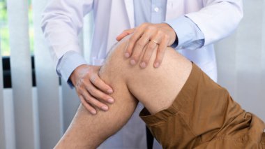 Fizyoterapist doktor rehabilitasyonu fizyoterapi, fizyoterapi kliniğinde ya da hastanede hastalara diz tedavisi uyguluyor.