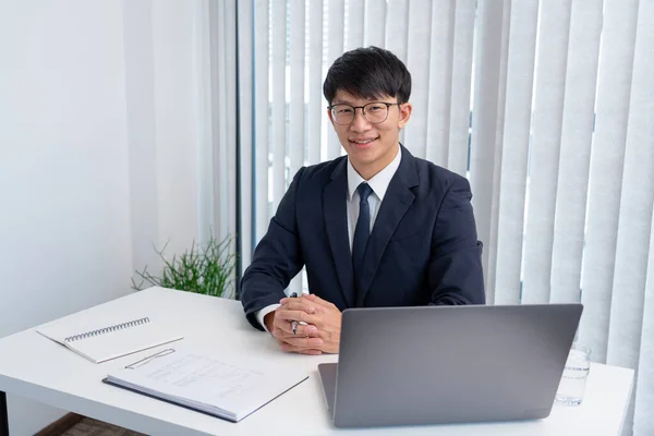 Aantrekkelijke Knappe Aziatische Zakenmannen Bril Lachend Positief Gelukkig Vrolijk Zijn — Stockfoto