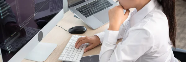 Programador Mulher Asiática Digitando Códigos Fonte Programação Computador Escritório Conceito — Fotografia de Stock