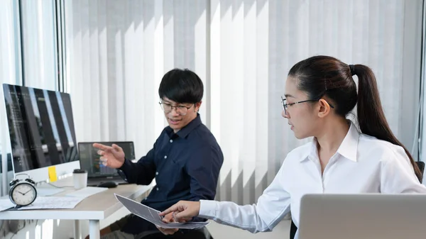 Asian Outsource Software Engineer Developer Team Working Code Find Solution — Stock Photo, Image