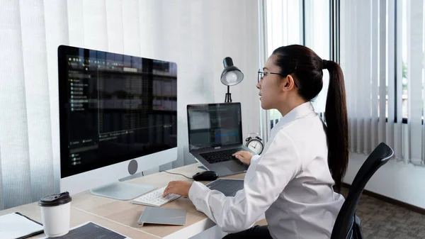 Азиатская Женщина Программист Печатающий Исходные Коды Программирование Компьютере Офисе Внештатный — стоковое фото
