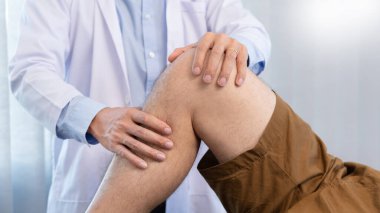 Fizyoterapist doktor rehabilitasyonu fizyoterapi, fizyoterapi kliniğinde ya da hastanede hastalara diz tedavisi uyguluyor.