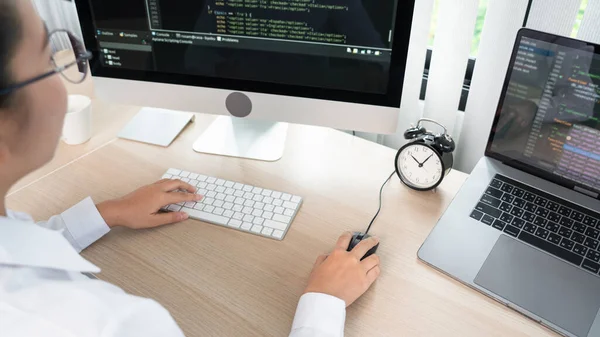 若いアジアの女性プログラマーテーブルでコンピュータを扱うコードを入力し サイバー空間とWeb開発の概念をコーディング — ストック写真