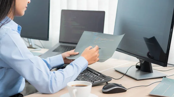 프로그램이나 자신의 사무실에서 프로그램을 컴퓨터 코드를 입력하는 아시아 프로그래머 — 스톡 사진