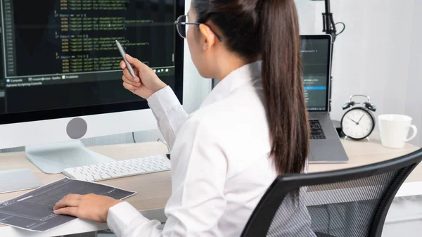 Jovem Programadora Asiática Digitando Código Trabalhando Com Computador Mesa Codificando — Fotografia de Stock