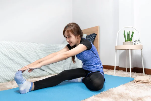 Asian Doing Home Fitness Yoga Fitness Mat Doing Exercise Modern — Stock Photo, Image