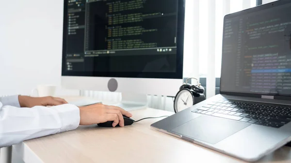 Joven Asiática Programadora Escribiendo Código Trabajando Con Computadora Mesa Codificando — Foto de Stock