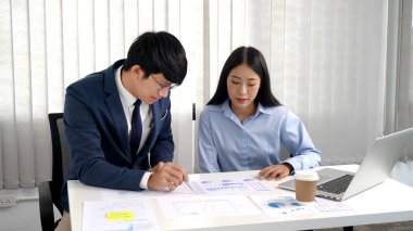 İş Adamları Toplantısı Ofiste yeni bir başlangıç projesi üzerinde çalışan profesyonel yatırımcıyla Analiz Toplantısı, Şirket Ekibi Beyin Fırtınası Konsepti