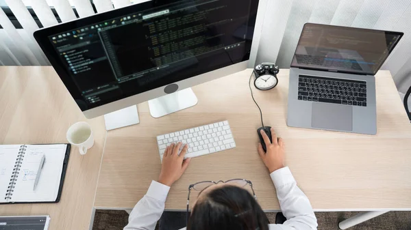 Programadora Asiática Escribiendo Códigos Fuente Programación Computadora Oficina Concepto Desarrollador — Foto de Stock