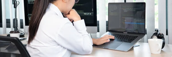 Jovem Programadora Asiática Digitando Código Trabalhando Com Computador Mesa Codificando — Fotografia de Stock
