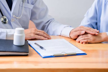 Asyalı Doktor, hastaya tıbbi danışmanlık yapıyor. Hastanede çalışan tıp doktoru, sağlık sigortası konsepti.