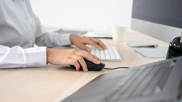 Programador Mulher Asiática Digitando Códigos Fonte Programação Computador Escritório Conceito — Fotografia de Stock