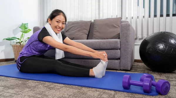 Sportieve Vrouw Sportkleding Zit Mat Thuis Woonkamer Fitness Gezond Lifestyle — Stockfoto