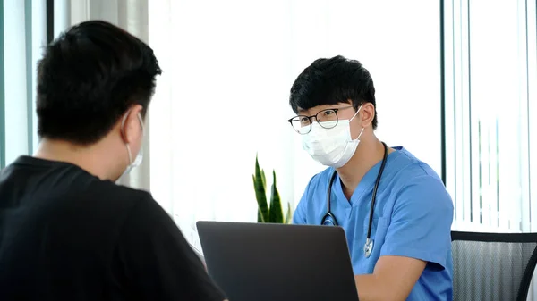 Homem Asiático Médico Usar Proteção Máscara Facial Durante Coronavírus Surto — Fotografia de Stock