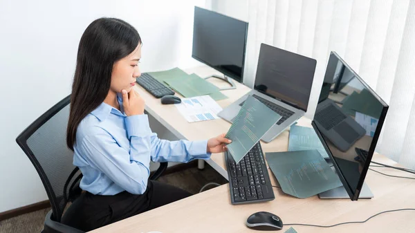 Азиатская Женщина Программирование Работы Компьютером Использование Кода Данных Разработки Программы — стоковое фото