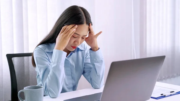 Serio Asiatico Affari Donna Forte Mal Testa Perché Lavoro Difficile — Foto Stock