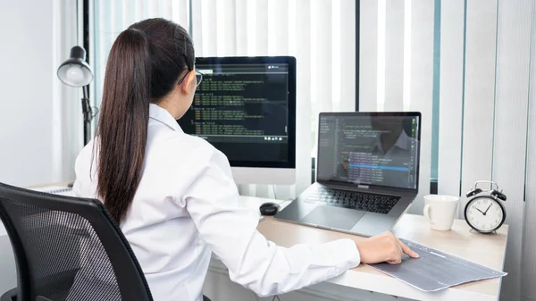 Азиатская Женщина Программист Печатающий Исходные Коды Программирование Компьютере Офисе Внештатный — стоковое фото