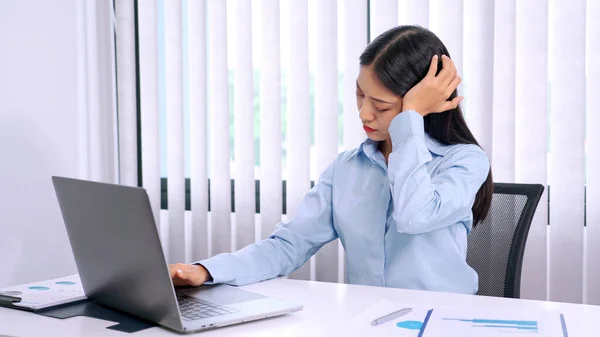 Serio Asiatico Affari Donna Forte Mal Testa Perché Lavoro Difficile — Foto Stock